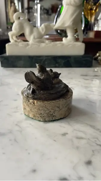 Foto de um(a) Antiga Pequena Escultura Ninho Pássaro Pétit Bronze Francês, da categoria de Escultura. Antiga pequena escultura decorativa e colecionável em pétit bronze francês representando ninho de pássaro com mãe... Mostrado de uma perspectiva diferente. Vendido no marketplace Trésors.