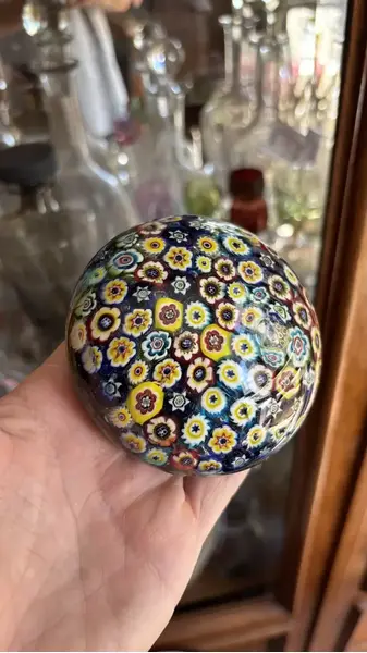 Foto de um(a) Antiga Esfera Peso De Papel Em Murano Italiano Millefiori, da categoria de Pesos de papel. ~ Millefiori ~ Murano italiano, significa “mil flores” Belíssimo peso de papel em Murano, ricamente feito à mão por mestres... Mostrado de uma perspectiva diferente. Vendido no marketplace Trésors.