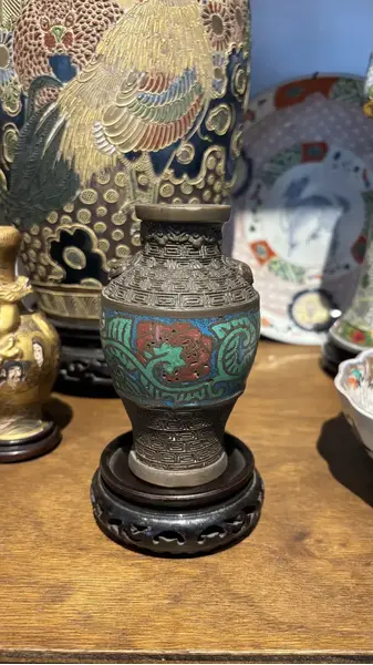 Foto de um(a) Antigo Raro Legítimo Vaso Chinês Oriental Bronze Cloisonné, da categoria de Vasos. Antigo e lindo vasinho em bronze Cloisonné, linda decoração esmaltada à mão ao redor da peça. Essa técnica de trabalho em... Mostrado de uma perspectiva diferente. Vendido no marketplace Trésors.