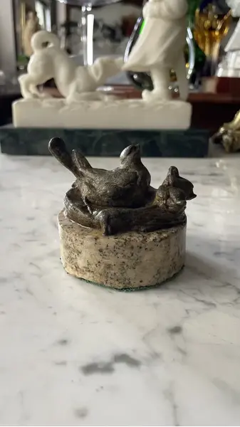 Foto de um(a) Antiga Pequena Escultura Ninho Pássaro Pétit Bronze Francês, da categoria de Escultura. Antiga pequena escultura decorativa e colecionável em pétit bronze francês representando ninho de pássaro com mãe... Mostrado de uma perspectiva diferente. Vendido no marketplace Trésors.