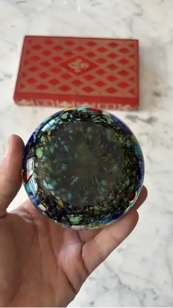 Foto de um(a) Antiga Esfera Peso De Papel Em Murano Italiano Millefiori, da categoria de Pesos de papel. ~ Millefiori ~ Murano italiano, significa “mil flores” Belíssimo peso de papel em Murano, ricamente feito à mão por mestres... Mostrado de uma perspectiva diferente. Vendido no marketplace Trésors.