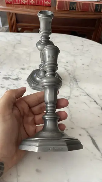 Foto de um(a) Antigo Par De Castiçal Candelabro Rústico Em Estanho, da categoria de Castiçais. Antigo par de castiçal em estanho trabalhado. Peças muito decorativas.Medidas 20x12cm cada. Mostrado de uma perspectiva diferente. Vendido no marketplace Trésors.