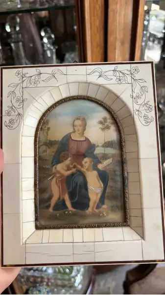 Foto de um(a) Antigo Raro Portrait Quadrinho Italiano Camafeu Vitoriano, da categoria de Pinturas. Antigo e raro portrait, quadrinho camafeu ricamente pintado à mão em folha de marfim. Peça italiana, toda original do início... Mostrado de uma perspectiva diferente. Vendido no marketplace Trésors.