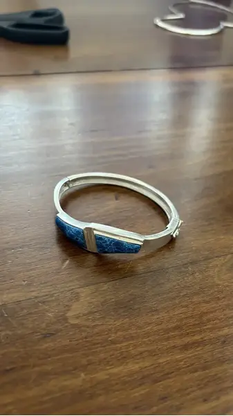 Foto de um(a) Antiga Pulseira Bracelete Art Deco Prata 925 Com Turquesa, da categoria de Outros colecionáveis. Lindíssima pulseira bracelete em prata de lei 925 com turquesa. Traços bem marcantes do período Art Deco. Peça vintage,... Mostrado de uma perspectiva diferente. Vendido no marketplace Trésors.