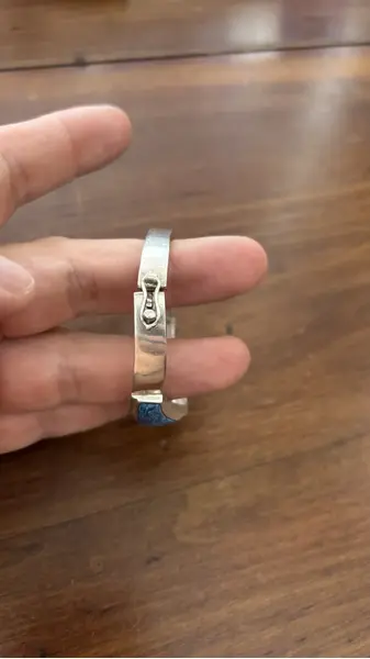 Foto de um(a) Antiga Pulseira Bracelete Art Deco Prata 925 Com Turquesa, da categoria de Outros colecionáveis. Lindíssima pulseira bracelete em prata de lei 925 com turquesa. Traços bem marcantes do período Art Deco. Peça vintage,... Mostrado de uma perspectiva diferente. Vendido no marketplace Trésors.