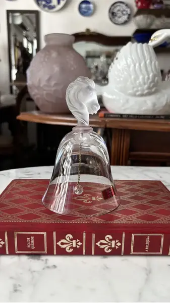 Foto de um(a) Antigo Raro Sino Escultura Cavalo Cristal Francês Satiné, da categoria de Escultura. Antigo e raro sino decorativo em cristal francês com cabeça de cavalo em satiné. Bastante riqueza de detalhes neste trabalho... Mostrado de uma perspectiva diferente. Vendido no marketplace Trésors.