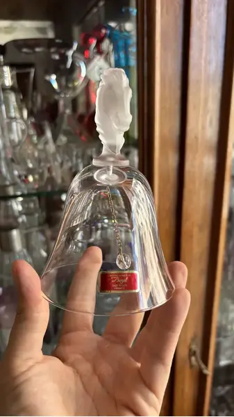 Foto de um(a) Antigo Raro Sino Escultura Cavalo Cristal Francês Satiné, da categoria de Escultura. Antigo e raro sino decorativo em cristal francês com cabeça de cavalo em satiné. Bastante riqueza de detalhes neste trabalho... Mostrado de uma perspectiva diferente. Vendido no marketplace Trésors.