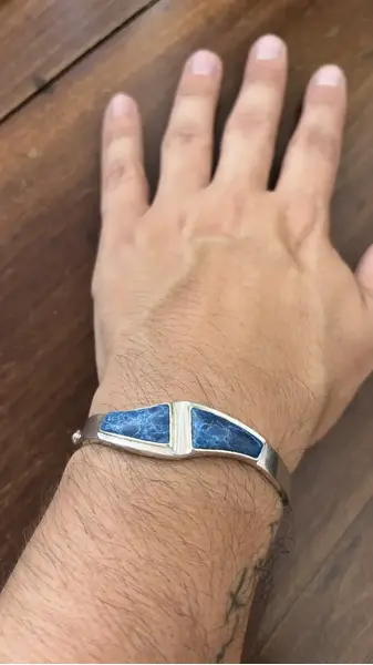 Foto de um(a) Antiga Pulseira Bracelete Art Deco Prata 925 Com Turquesa, da categoria de Outros colecionáveis. Lindíssima pulseira bracelete em prata de lei 925 com turquesa. Traços bem marcantes do período Art Deco. Peça vintage,... Mostrado de uma perspectiva diferente. Vendido no marketplace Trésors.