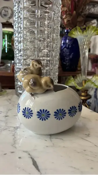 Foto de um(a) Antiga Escultura Ovo Pintinho Vaso Art Deco Porcelana Alemã, da categoria de Vasos. ~ Made in Germany ~ Antigo e lindo vaso decorativo no formato de ovo, com decoração de pintinhos. Peça muito graciosa e a... Mostrado de uma perspectiva diferente. Vendido no marketplace Trésors.