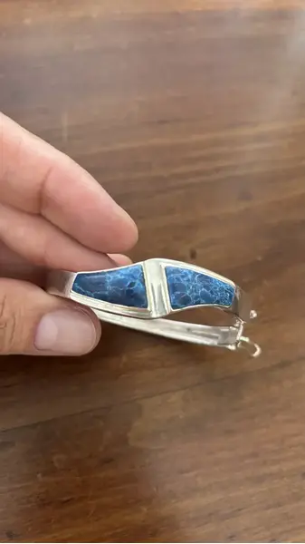 Foto de um(a) Antiga Pulseira Bracelete Art Deco Prata 925 Com Turquesa, da categoria de Outros colecionáveis. Lindíssima pulseira bracelete em prata de lei 925 com turquesa. Traços bem marcantes do período Art Deco. Peça vintage,... Mostrado de uma perspectiva diferente. Vendido no marketplace Trésors.