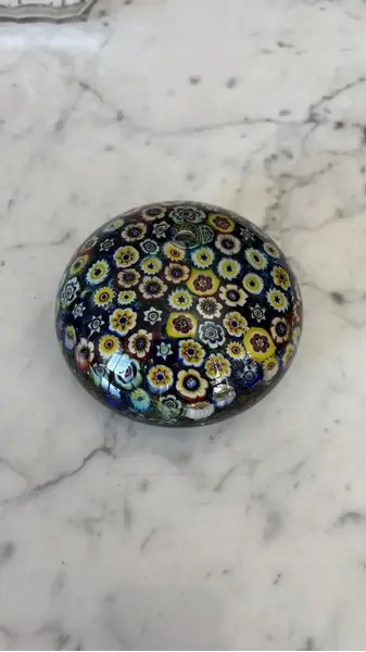 Foto de um(a) Antiga Esfera Peso De Papel Em Murano Italiano Millefiori, da categoria de Pesos de papel. ~ Millefiori ~ Murano italiano, significa “mil flores” Belíssimo peso de papel em Murano, ricamente feito à mão por mestres... Mostrado de uma perspectiva diferente. Vendido no marketplace Trésors.
