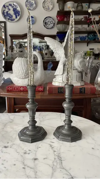 Foto de um(a) Antigo Par De Castiçal Candelabro Rústico Em Estanho, da categoria de Castiçais. Antigo par de castiçal em estanho trabalhado. Peças muito decorativas.Medidas 20x12cm cada. Mostrado de uma perspectiva diferente. Vendido no marketplace Trésors.