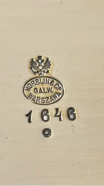 Foto de um(a) Antiga Caixa Decorativa Porta Joias Em Bronze Art Nouveau, da categoria de Cestos e Caixas. Norblin & Co. Galw. Warszawa, fábrica polonesa. Antiga caixa decorativa porta joias em metal dourado. Linda decoração com... Mostrado de uma perspectiva diferente. Vendido no marketplace Trésors.