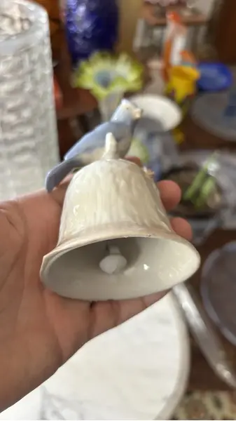 Foto de um(a) Antigo Sino Decorativo De Mesa Pássaro Em Porcelana Alemã, da categoria de Outros objetos decorativos. Antigo e gracioso sino decorativo em porcelana artística alemã, com linda figura de pássaro. Medidas 11x9cm. Mostrado de uma perspectiva diferente. Vendido no marketplace Trésors.