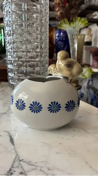 Foto de um(a) Antiga Escultura Ovo Pintinho Vaso Art Deco Porcelana Alemã, da categoria de Vasos. ~ Made in Germany ~ Antigo e lindo vaso decorativo no formato de ovo, com decoração de pintinhos. Peça muito graciosa e a... Mostrado de uma perspectiva diferente. Vendido no marketplace Trésors.