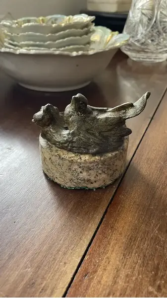 Foto de um(a) Antiga Pequena Escultura Ninho Pássaro Pétit Bronze Francês, da categoria de Escultura. Antiga pequena escultura decorativa e colecionável em pétit bronze francês representando ninho de pássaro com mãe... Mostrado de uma perspectiva diferente. Vendido no marketplace Trésors.