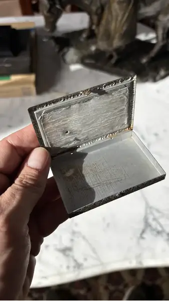 Foto de um(a) Antiga Caixinha Porta Cartões Cigarreira Em Bronze Francês, da categoria de Cigarreiras e piteiras. Antiga e rara caixinha porta cartões ou cigarreira em metal e bronze francês com curiosa decoração de aranha com pedras.... Mostrado de uma perspectiva diferente. Vendido no marketplace Trésors.