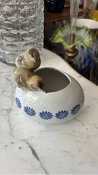 Foto de um(a) Antiga Escultura Ovo Pintinho Vaso Art Deco Porcelana Alemã, da categoria de Vasos. ~ Made in Germany ~ Antigo e lindo vaso decorativo no formato de ovo, com decoração de pintinhos. Peça muito graciosa e a... Mostrado de uma perspectiva diferente. Vendido no marketplace Trésors.