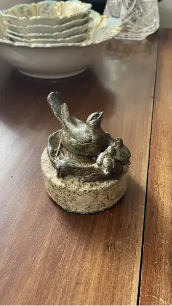 Foto de um(a) Antiga Pequena Escultura Ninho Pássaro Pétit Bronze Francês, da categoria de Escultura. Antiga pequena escultura decorativa e colecionável em pétit bronze francês representando ninho de pássaro com mãe... Mostrado de uma perspectiva diferente. Vendido no marketplace Trésors.
