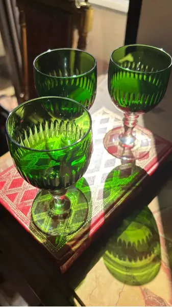 Foto de um(a) Antigo Trio De Taças Em Cristal Francês Verde Esmeralda, da categoria de Taças. Antigo trio de taças em cristal francês cor verde esmeralda. Lapidadas à mão.Medidas 11x6cm cada. Mostrado de uma perspectiva diferente. Vendido no marketplace Trésors.