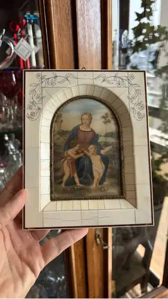 Foto de um(a) Antigo Raro Portrait Quadrinho Italiano Camafeu Vitoriano, da categoria de Pinturas. Antigo e raro portrait, quadrinho camafeu ricamente pintado à mão em folha de marfim. Peça italiana, toda original do início... Mostrado de uma perspectiva diferente. Vendido no marketplace Trésors.