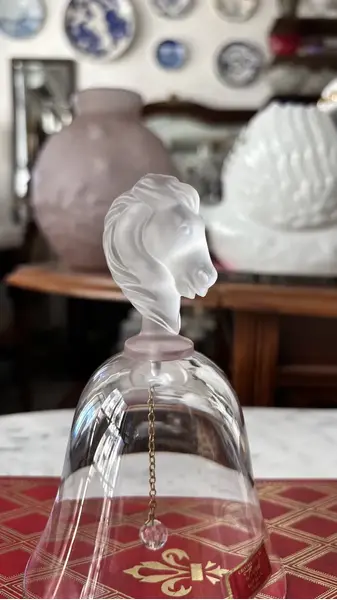 Foto de um(a) Antigo Raro Sino Escultura Cavalo Cristal Francês Satiné, da categoria de Escultura. Antigo e raro sino decorativo em cristal francês com cabeça de cavalo em satiné. Bastante riqueza de detalhes neste trabalho... Mostrado de uma perspectiva diferente. Vendido no marketplace Trésors.
