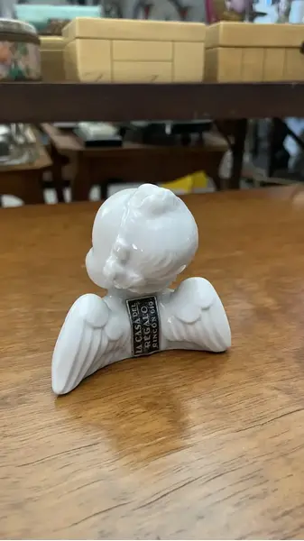 Foto de um(a) Antiga Escultura Bibelô Anjo Art Deco Em Porcelana Austríaca, da categoria de Escultura. Antigo, pequenino e delicado anjinho em porcelana artística austríaca, feito e moldado à mão. Marca da manufatura na base.... Mostrado de uma perspectiva diferente. Vendido no marketplace Trésors.