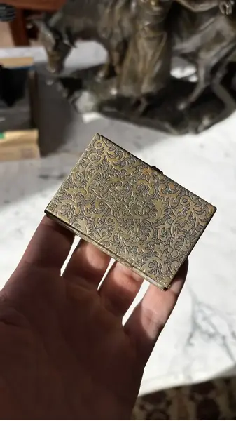 Foto de um(a) Antiga Caixinha Porta Cartões Cigarreira Em Bronze Francês, da categoria de Cigarreiras e piteiras. Antiga e rara caixinha porta cartões ou cigarreira em metal e bronze francês com curiosa decoração de aranha com pedras.... Mostrado de uma perspectiva diferente. Vendido no marketplace Trésors.