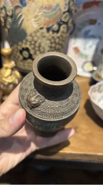 Foto de um(a) Antigo Raro Legítimo Vaso Chinês Oriental Bronze Cloisonné, da categoria de Vasos. Antigo e lindo vasinho em bronze Cloisonné, linda decoração esmaltada à mão ao redor da peça. Essa técnica de trabalho em... Mostrado de uma perspectiva diferente. Vendido no marketplace Trésors.