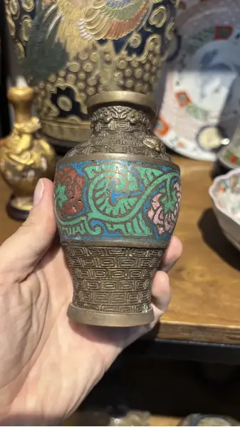 Foto de um(a) Antigo Raro Legítimo Vaso Chinês Oriental Bronze Cloisonné, da categoria de Vasos. Antigo e lindo vasinho em bronze Cloisonné, linda decoração esmaltada à mão ao redor da peça. Essa técnica de trabalho em... Mostrado de uma perspectiva diferente. Vendido no marketplace Trésors.
