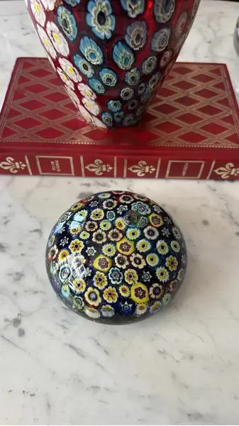 Foto de um(a) Antiga Esfera Peso De Papel Em Murano Italiano Millefiori, da categoria de Pesos de papel. ~ Millefiori ~ Murano italiano, significa “mil flores” Belíssimo peso de papel em Murano, ricamente feito à mão por mestres... Mostrado de uma perspectiva diferente. Vendido no marketplace Trésors.