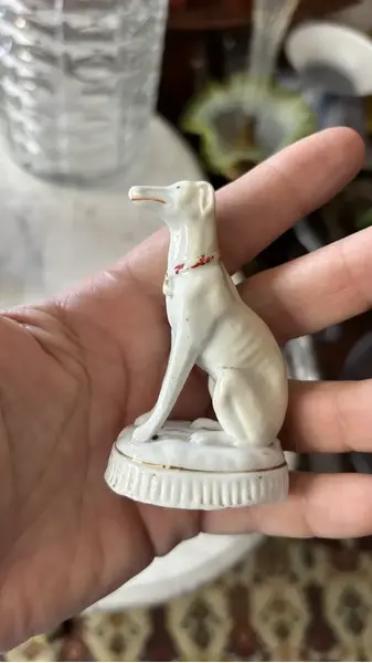 Foto de um(a) Antigo Bibelô Escultura Cachorro Galgo Em Porcelana Alemã, da categoria de Escultura. Antigo e gracioso bibelô decorativo em porcelana artística alemã, representando cão da raça galgo. Peca muito colecionável,... Mostrado de uma perspectiva diferente. Vendido no marketplace Trésors.