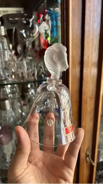 Foto de um(a) Antigo Raro Sino Escultura Cavalo Cristal Francês Satiné, da categoria de Escultura. Antigo e raro sino decorativo em cristal francês com cabeça de cavalo em satiné. Bastante riqueza de detalhes neste trabalho... Mostrado de uma perspectiva diferente. Vendido no marketplace Trésors.