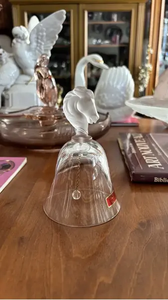 Foto de um(a) Antigo Raro Sino Escultura Cavalo Cristal Francês Satiné, da categoria de Escultura. Antigo e raro sino decorativo em cristal francês com cabeça de cavalo em satiné. Bastante riqueza de detalhes neste trabalho... Mostrado de uma perspectiva diferente. Vendido no marketplace Trésors.