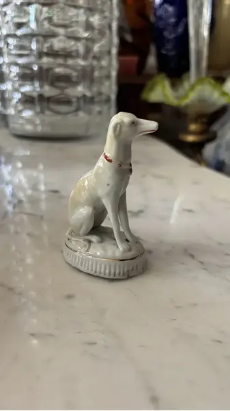 Foto de um(a) Antigo Bibelô Escultura Cachorro Galgo Em Porcelana Alemã, da categoria de Escultura. Antigo e gracioso bibelô decorativo em porcelana artística alemã, representando cão da raça galgo. Peca muito colecionável,... Mostrado de uma perspectiva diferente. Vendido no marketplace Trésors.