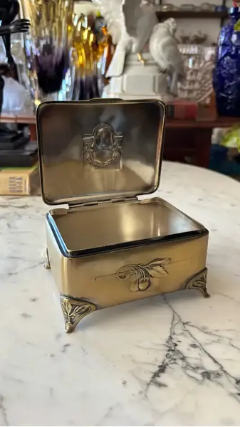 Foto de um(a) Antiga Caixa Decorativa Porta Joias Em Bronze Art Nouveau, da categoria de Cestos e Caixas. Norblin & Co. Galw. Warszawa, fábrica polonesa. Antiga caixa decorativa porta joias em metal dourado. Linda decoração com... Mostrado de uma perspectiva diferente. Vendido no marketplace Trésors.