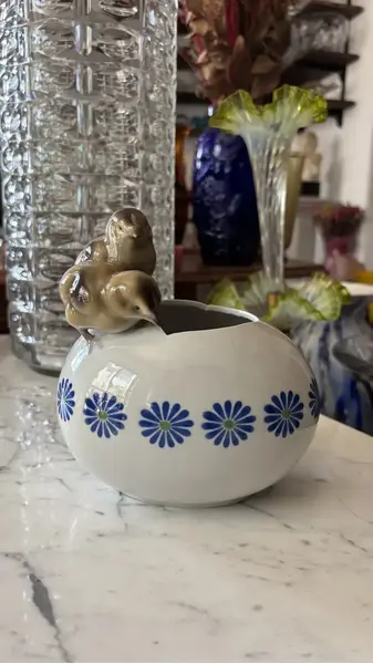 Foto de um(a) Antiga Escultura Ovo Pintinho Vaso Art Deco Porcelana Alemã, da categoria de Vasos. ~ Made in Germany ~ Antigo e lindo vaso decorativo no formato de ovo, com decoração de pintinhos. Peça muito graciosa e a... Mostrado de uma perspectiva diferente. Vendido no marketplace Trésors.