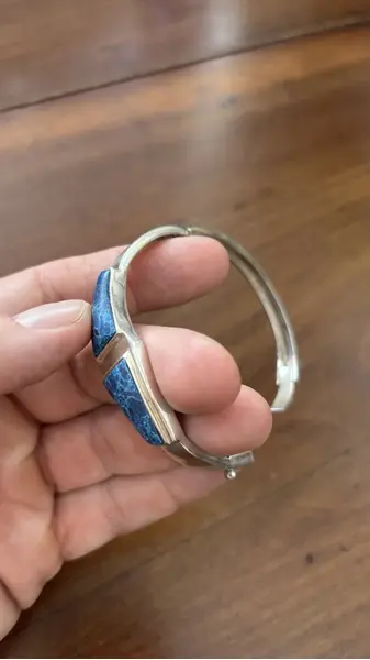Foto de um(a) Antiga Pulseira Bracelete Art Deco Prata 925 Com Turquesa, da categoria de Outros colecionáveis. Lindíssima pulseira bracelete em prata de lei 925 com turquesa. Traços bem marcantes do período Art Deco. Peça vintage,... Mostrado de uma perspectiva diferente. Vendido no marketplace Trésors.
