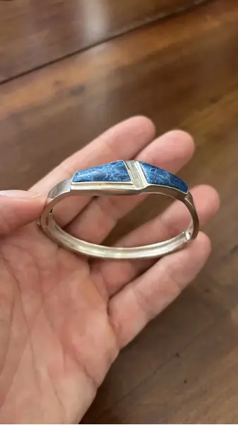 Foto de um(a) Antiga Pulseira Bracelete Art Deco Prata 925 Com Turquesa, da categoria de Outros colecionáveis. Lindíssima pulseira bracelete em prata de lei 925 com turquesa. Traços bem marcantes do período Art Deco. Peça vintage,... Mostrado de uma perspectiva diferente. Vendido no marketplace Trésors.