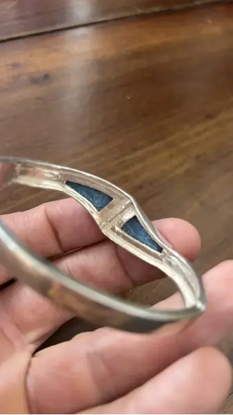 Foto de um(a) Antiga Pulseira Bracelete Art Deco Prata 925 Com Turquesa, da categoria de Outros colecionáveis. Lindíssima pulseira bracelete em prata de lei 925 com turquesa. Traços bem marcantes do período Art Deco. Peça vintage,... Mostrado de uma perspectiva diferente. Vendido no marketplace Trésors.