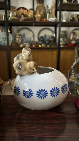 Foto de um(a) Antiga Escultura Ovo Pintinho Vaso Art Deco Porcelana Alemã, da categoria de Vasos. ~ Made in Germany ~ Antigo e lindo vaso decorativo no formato de ovo, com decoração de pintinhos. Peça muito graciosa e a... Mostrado de uma perspectiva diferente. Vendido no marketplace Trésors.