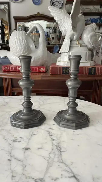Foto de um(a) Antigo Par De Castiçal Candelabro Rústico Em Estanho, da categoria de Castiçais. Antigo par de castiçal em estanho trabalhado. Peças muito decorativas.Medidas 20x12cm cada. Mostrado de uma perspectiva diferente. Vendido no marketplace Trésors.