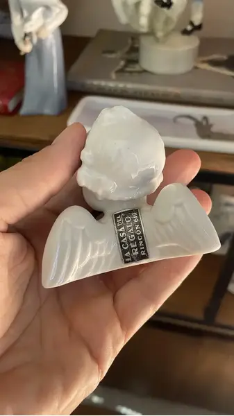 Foto de um(a) Antiga Escultura Bibelô Anjo Art Deco Em Porcelana Austríaca, da categoria de Escultura. Antigo, pequenino e delicado anjinho em porcelana artística austríaca, feito e moldado à mão. Marca da manufatura na base.... Mostrado de uma perspectiva diferente. Vendido no marketplace Trésors.