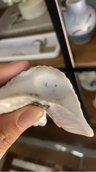 Foto de um(a) Antiga Escultura Bibelô Anjo Art Deco Em Porcelana Austríaca, da categoria de Escultura. Antigo, pequenino e delicado anjinho em porcelana artística austríaca, feito e moldado à mão. Marca da manufatura na base.... Mostrado de uma perspectiva diferente. Vendido no marketplace Trésors.