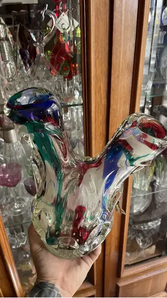 Foto de um(a) Antigo Diferente Vaso Jarro Art Deco Cactus Murano Italiano, da categoria de Vasos. Antigo e diferente vaso artístico em murano italiano colorido. Todo feito à mão, técnica de trabalho (bullicante) com bolhas... Mostrado de uma perspectiva diferente. Vendido no marketplace Trésors.