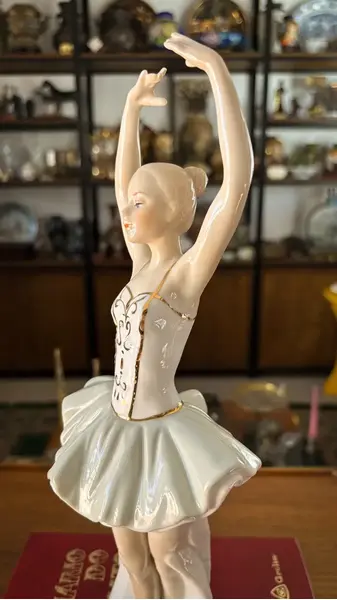 Foto de um(a) Antiga Escultura Bailarina Art Deco Porcelana Espanhola, da categoria de Escultura. ~ Os encantos de uma bailarina ~ Antiga e expressiva escultura em porcelana artística com filetes de ouro. Riqueza de... Mostrado de uma perspectiva diferente. Vendido no marketplace Trésors.