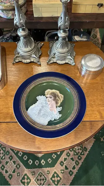 Foto de um(a) Antigo Prato Art Nouveau Rosto Dama Porcelana Limoges Azul, da categoria de Pratos Decorativos. Antigo prato artístico em porcelana francesa, cor azul cobalto. Pintado à mão. Original do início do século XX.Medida 24cm. Mostrado de uma perspectiva diferente. Vendido no marketplace Trésors.