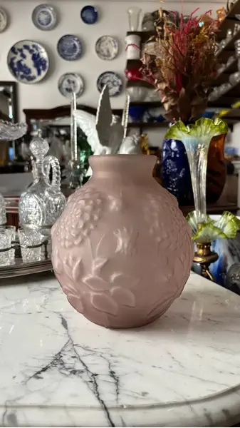 Foto de um(a) Antigo Vaso Art Deco Vidro Francês Satiné Floral Carrillo, da categoria de Vasos. ~ Made in France | Carrillo Glass ~Antigo vaso bojudo em vidro artístico francês satiné, decoração floral moldada em relevo.... Mostrado de uma perspectiva diferente. Vendido no marketplace Trésors.