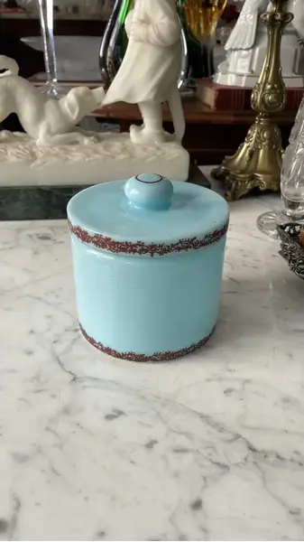 Foto de um(a) Antigo Pote Para Algodão Caixa Em Opalina Francesa Azul, da categoria de Garrafas, potes e jarros. Antiga caixa pote para algodão em opalina francesa azul. Peça versátil e decorativa. Medidas 12x13cm. Mostrado de uma perspectiva diferente. Vendido no marketplace Trésors.