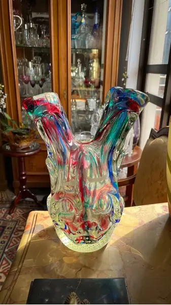 Foto de um(a) Antigo Diferente Vaso Jarro Art Deco Cactus Murano Italiano, da categoria de Vasos. Antigo e diferente vaso artístico em murano italiano colorido. Todo feito à mão, técnica de trabalho (bullicante) com bolhas... Mostrado de uma perspectiva diferente. Vendido no marketplace Trésors.